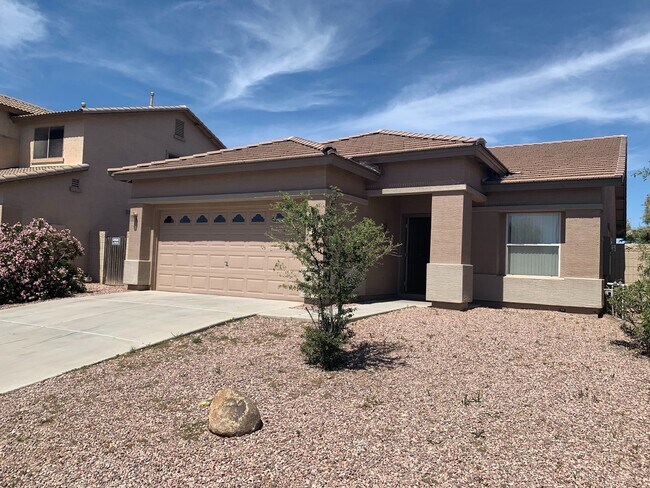 Building Photo - 4 Bed 2 Bath home!