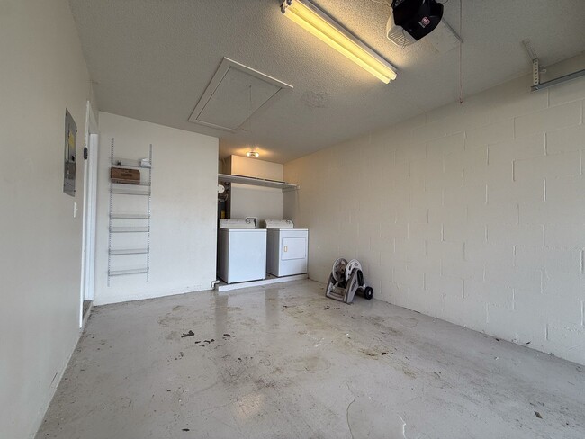Building Photo - 4719 Silver Cir
