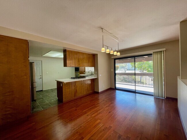 Building Photo - 3 bedroom 2 1/2 bath Townhome with Office ...