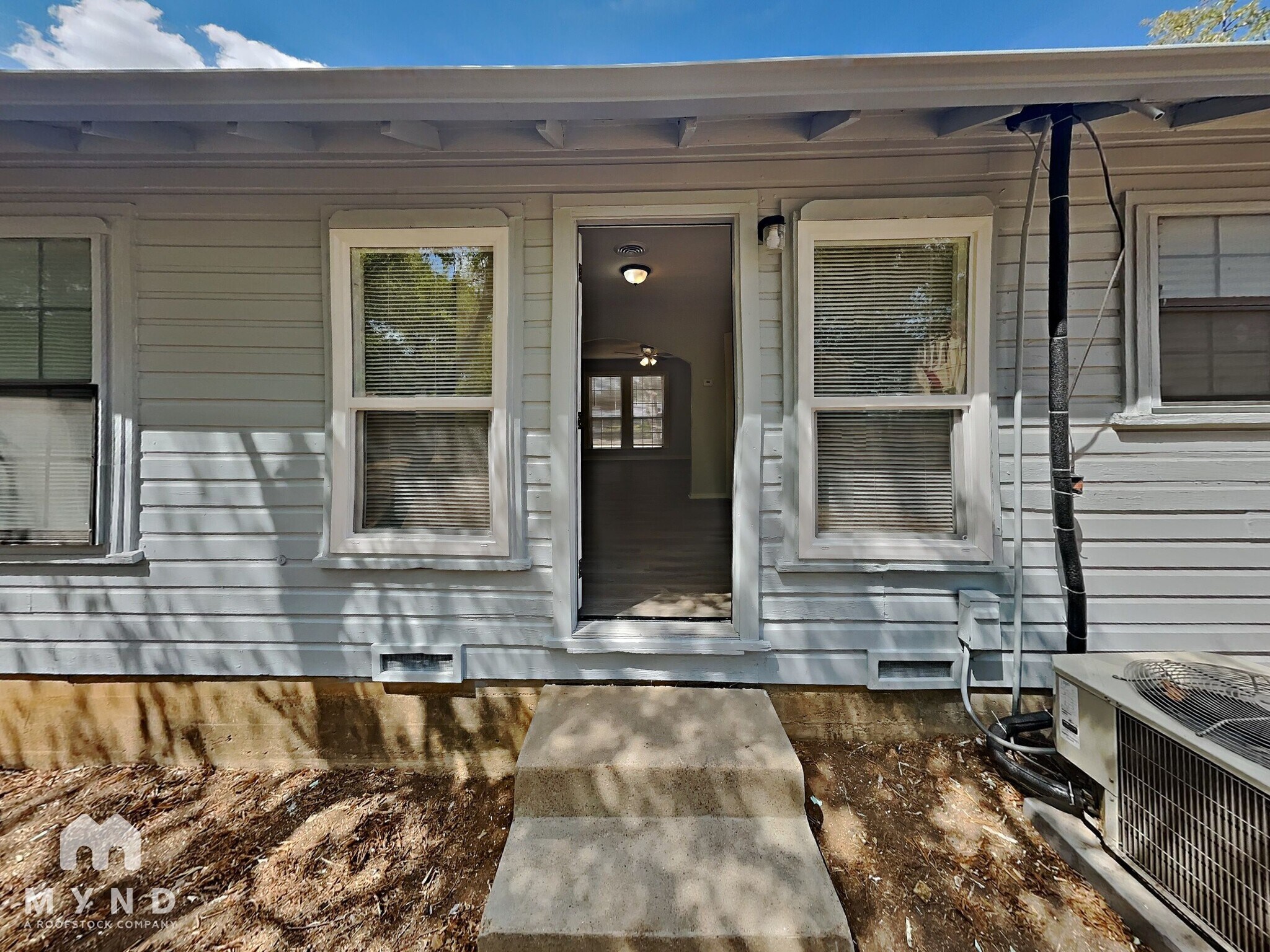 Building Photo - 3862 Meadowbrook Dr