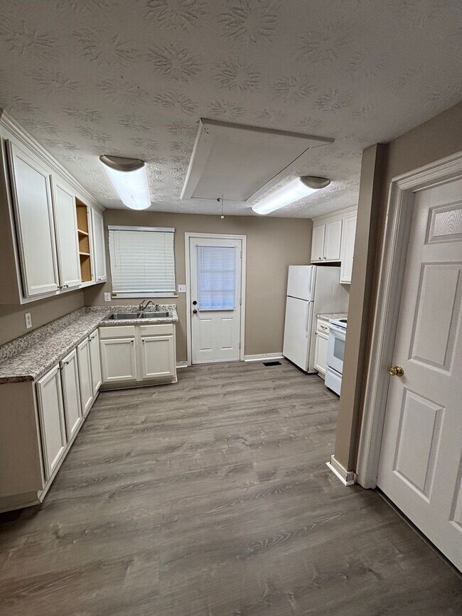 Building Photo - North Knoxville Cottage!