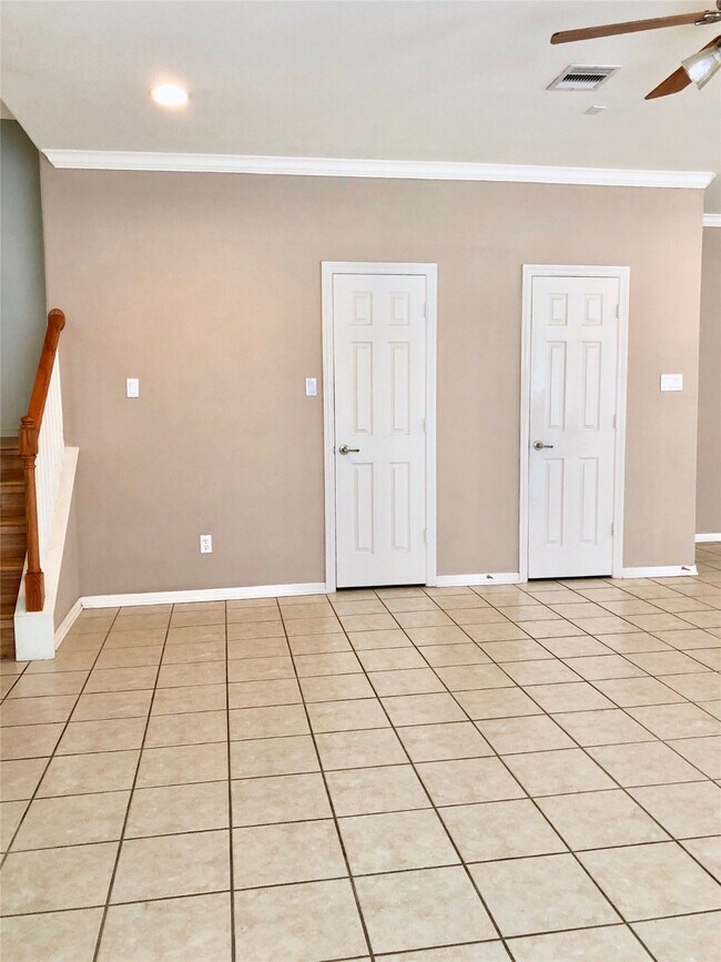 Building Photo - 2865 Westhollow Dr