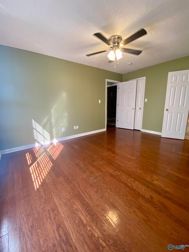 Building Photo - 242 Comet Dr