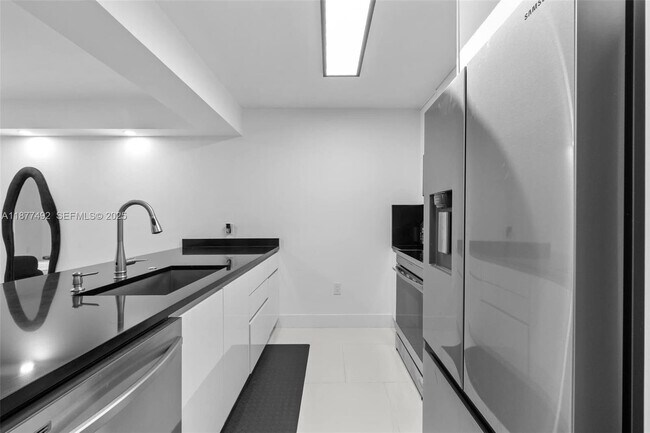 Building Photo - 1200 Brickell Bay Dr