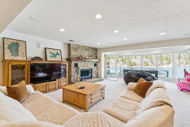 Building Photo - 716 Oak Point