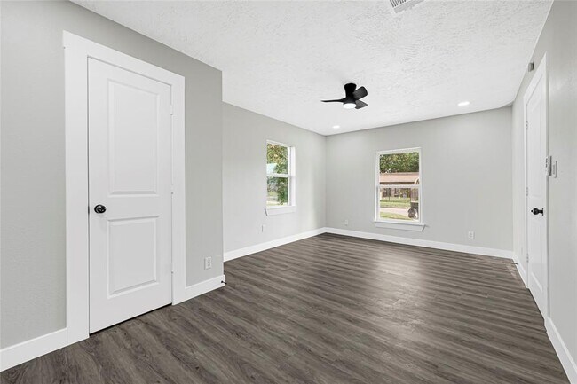 Building Photo - 5854 Schevers St