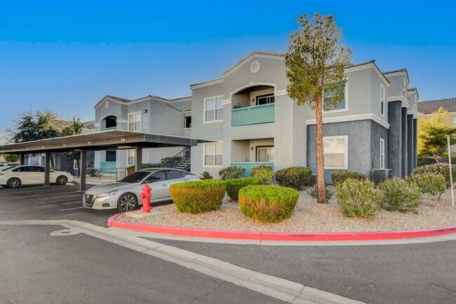 Building Photo - LOCATION! LOCATION! LOCATION! Move-in read...