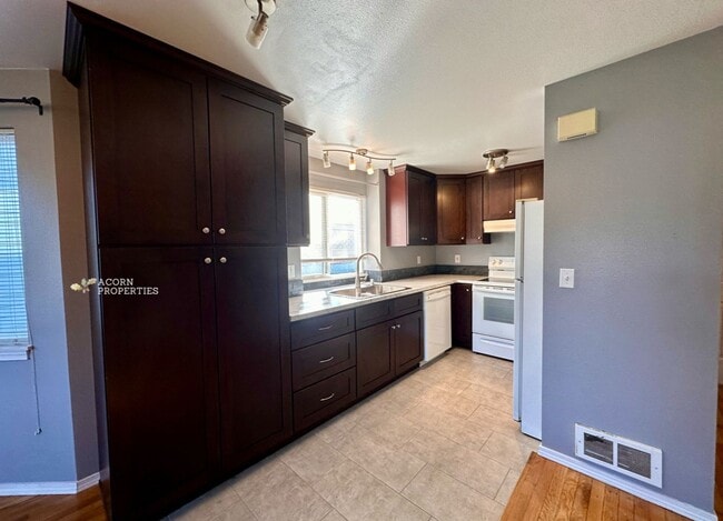 Building Photo - 537 NE Ellis Way