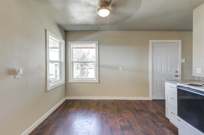 Building Photo - 1702 E 2nd St