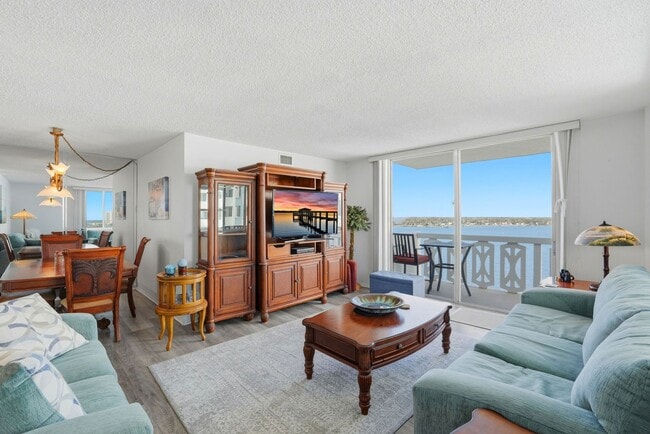 Building Photo - Beautiful 2/2 Bayshore Condo!