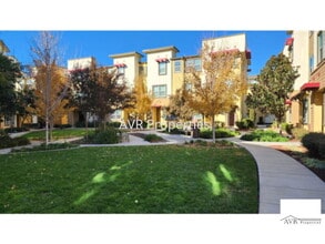 Building Photo - Beautiful Dublin townhome with fantastic kitchen
