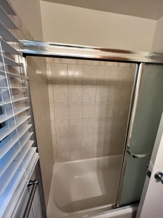 Building Photo - Beautiful One bedroom in gated complex one block from Ocean In Long Beach