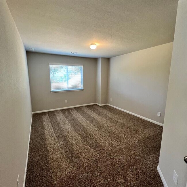 Building Photo - 25396 Grotto Falls Ln