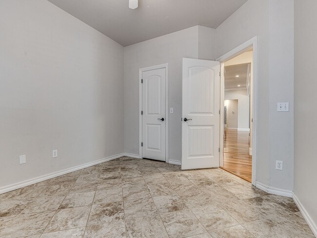 Building Photo - Fantastic home in the Fairways at Surrey H...