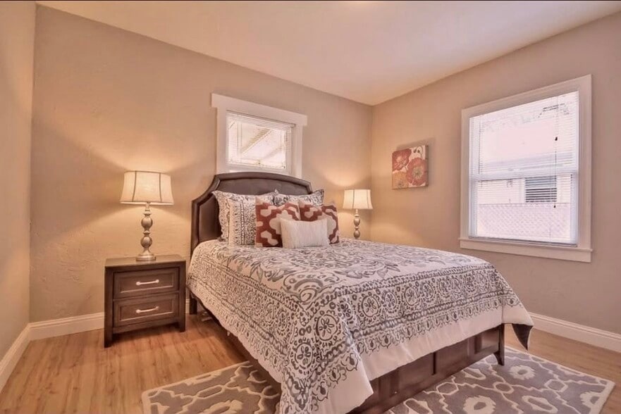 Room 2 furnished. It’s currently empty - 1912 E St