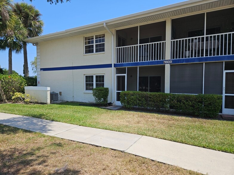 Building Photo - 1503 SE Royal Green Cir