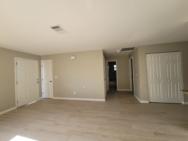 Building Photo - Duplex for rent