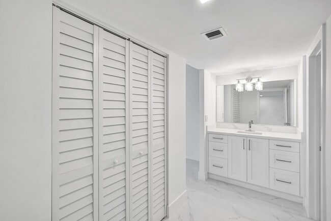 Building Photo - 3625 N Country Club Dr