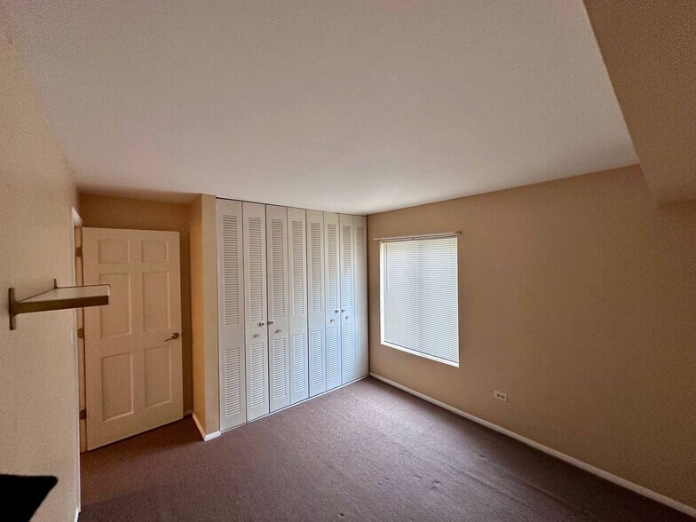 Building Photo - 6102 Knoll Valley Dr
