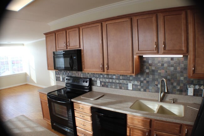 Building Photo - THE GATEWAY @ GLENMOORE