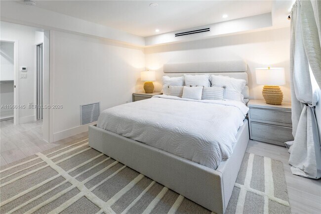 Building Photo - 1420 SW 17th St