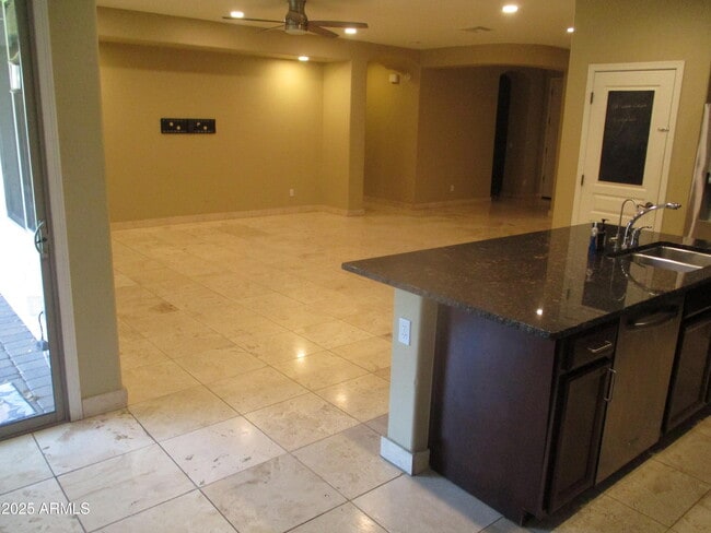 Building Photo - 2304 W Bonanza Ln