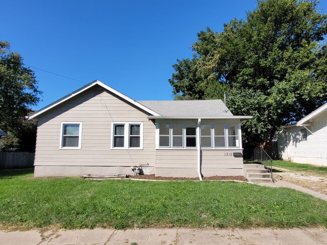 Building Photo - Two Bedroom with rear sun room bonus room,...