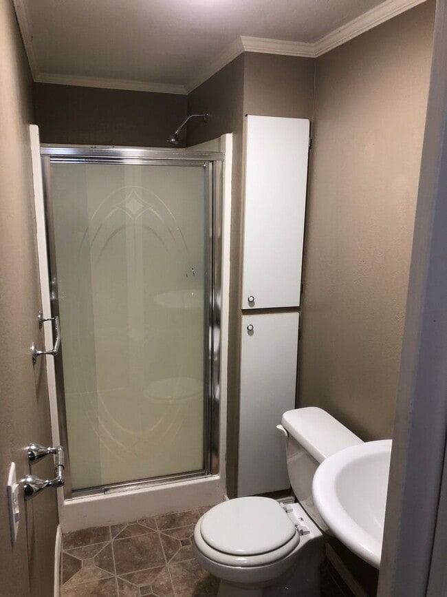 Building Photo - Large 4 Bedroom House in Sheridan