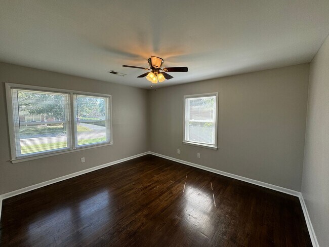Building Photo - Charming 3-Bedroom Home in Nicholasville, 2 Car Garage! Fenced in Backyard!