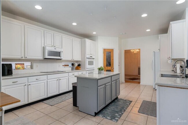 Building Photo - 31 El Jardin St