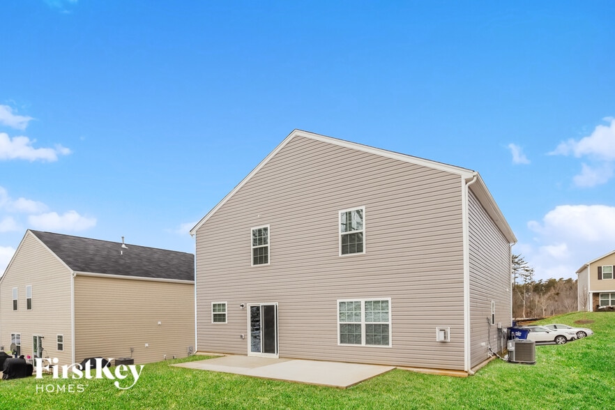 Building Photo - 2043 Longshadow St