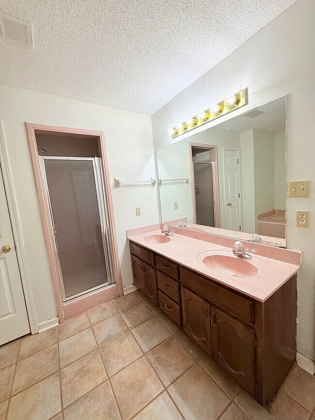 Building Photo - 348 Wolf Run Rd