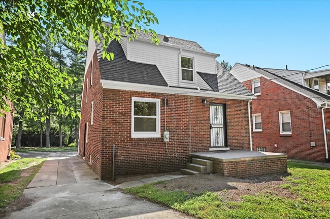 Building Photo - Modern Living in a Classic Detroit Neighborhood