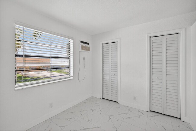 Building Photo - Bright & Modern 1-Bedroom Apartment in Prime Oakland Park Location