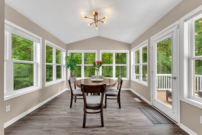 Building Photo - 6690 Green Valley Ct SE