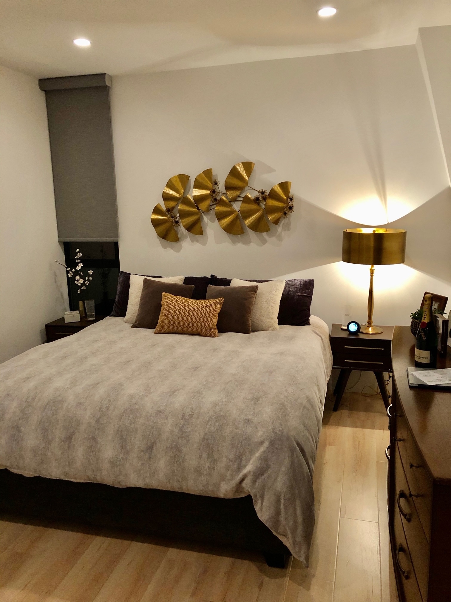 Primary bedroom - 1282 S Cloverdale Ave