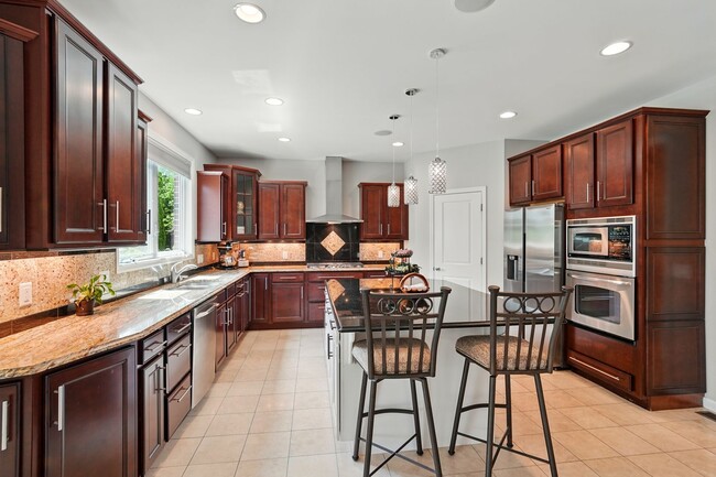 Building Photo - Five Bedroom House in Deerfield Township!