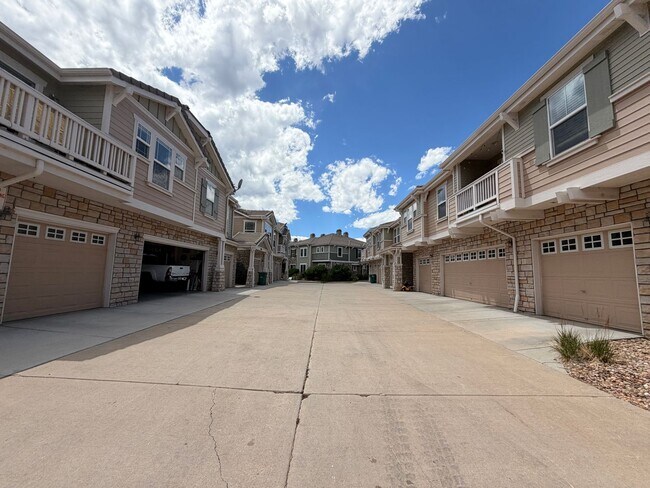 Building Photo - Bright Open-Concept Condo with 1-Car Garage in Prime Commuter Location