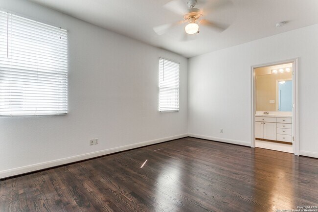 Building Photo - MONTE VISTA TOWNHOME