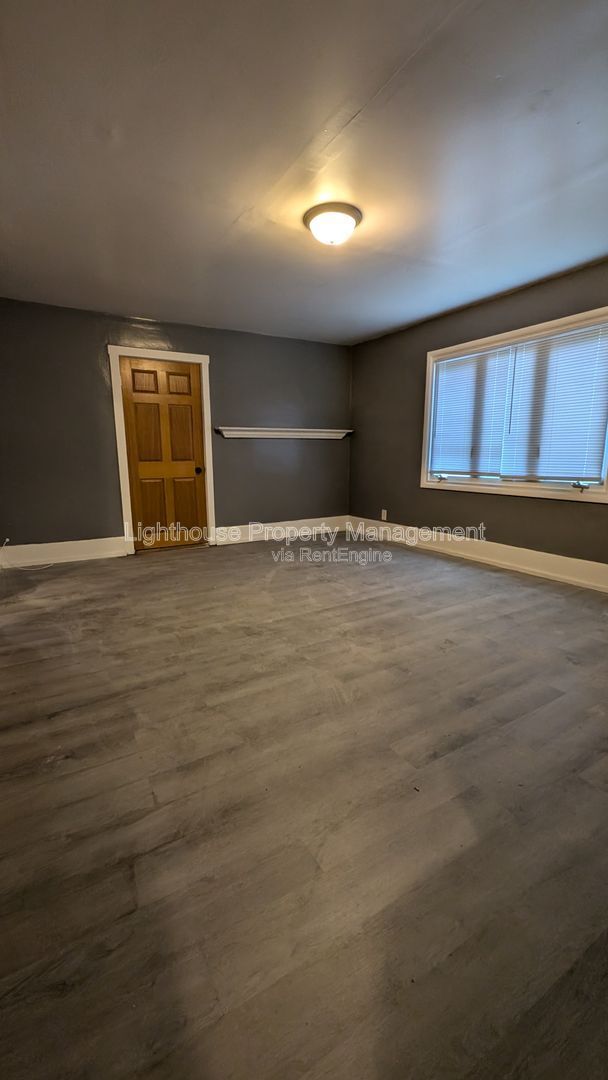 Building Photo - 809 W Cedar St