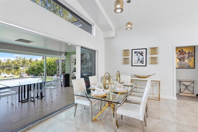 Building Photo - 2541 NE 195th St