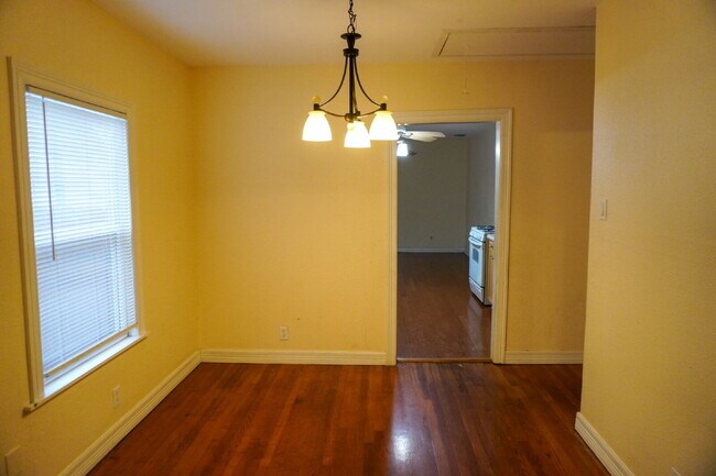 Building Photo - 3br / 2ba house in Woodlawn terrace, close...