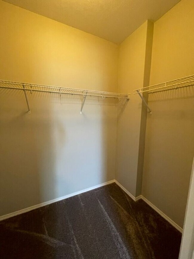 Building Photo - 4 Bedroom Walk out Basement Duplex in Ozark!