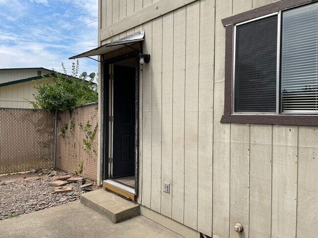 Building Photo - Very Nice 2 Bedroom 2 Bath Townhome