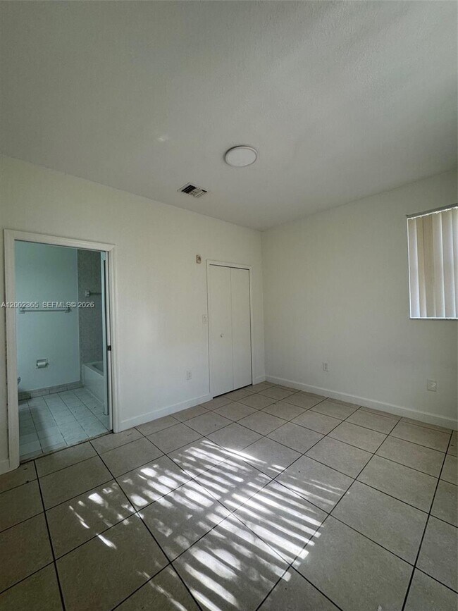 Building Photo - 1652 SE 28th St