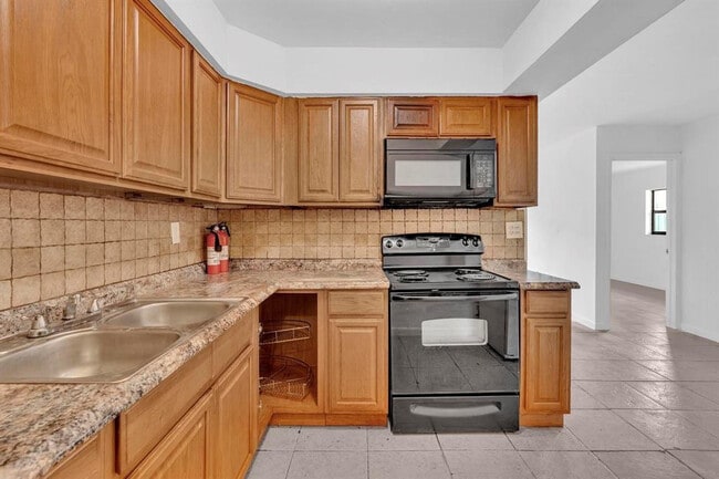 Building Photo - 5748 NW 27th Ct