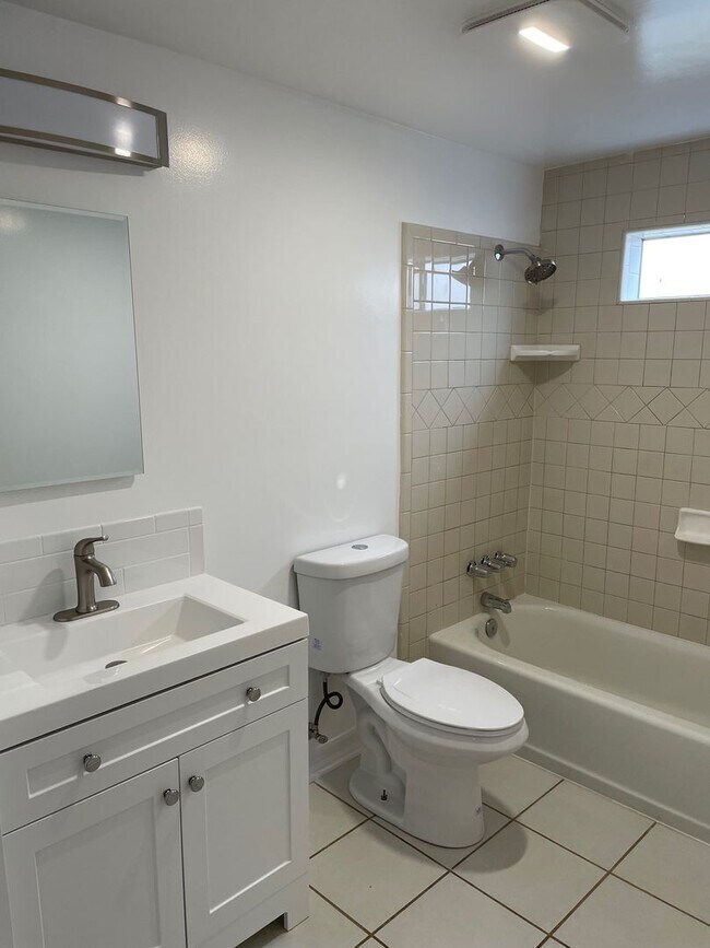 Building Photo - Cute 1 Bedroom Unit in PRIME Echo Park!
