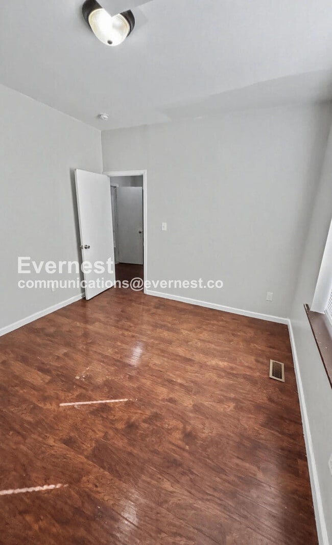 Building Photo - 3 Bed, 1 Bath Home with Fenced Yard / Available Soon!