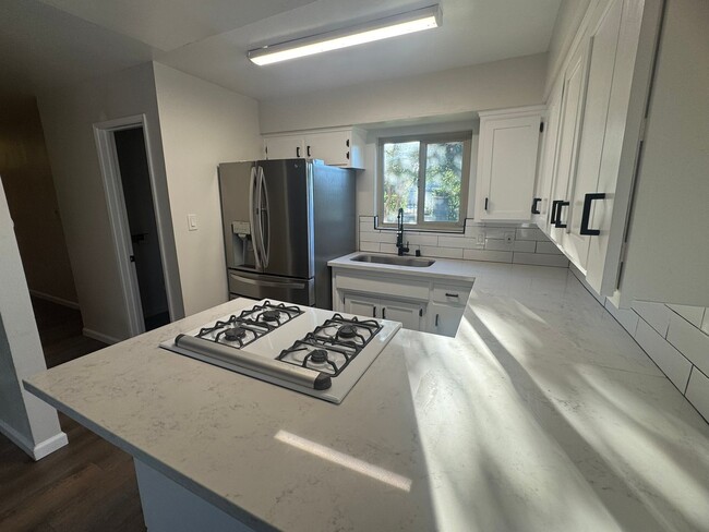 Building Photo - Upgraded Corner Townhouse - 2 bed/1.5 bath