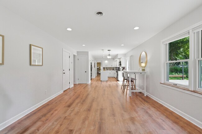 Building Photo - 317 E Forest Ln